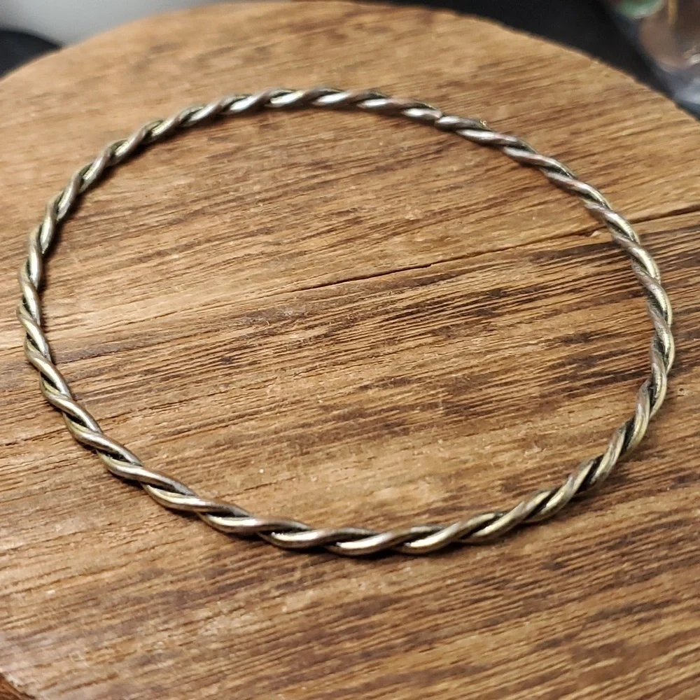 B3231 silver‎ tone twist bracelet